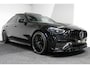 Mercedes-Benz C-klasse 300 e AMG Line / C63 AMG Diffuser / Panamericana Grille / Panoramadak / Elektr. verstelbare voorstoelen + memory / Digital Laser Light / Ambienteverlichting Plus / Keyless / Apple Carplay - Android Auto / Stoelverwarming / HUD / Stuurwielverwarming / Achteruitrijcamera / 4-zone Airco / Adaptive Cruise Control / Dodehoekdetectie / 20'' LMV / Night pakket