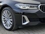 BMW 5-Serie 5er-Reihe 530e xDrive Touring Luxury Line Automaat / Dealer onderhouden / Laser light / Leder / Elektrische trekhaak 1.700 kg / Elektrische (massage) stoelen / Camera 360° / HUD / Elektrische klep / Panorama schuifdak / Adaptief onderstel / Stuur- en stoelverwarming /