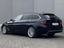 BMW 5-Serie 5er-Reihe 530e xDrive Touring Luxury Line Automaat / Dealer onderhouden / Laser light / Leder / Elektrische trekhaak 1.700 kg / Elektrische (massage) stoelen / Camera 360° / HUD / Elektrische klep / Panorama schuifdak / Adaptief onderstel / Stuur- en stoelverwarming /