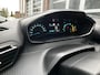 Peugeot e-2008 Allure 50kWh EV 136pk AUTOMAAT | STOELVERW. | NAVI | CAMERA | CLIMA | DAB+ | CRUISE CONTROL | EXTRA GETINTE ACHTERRUITEN