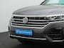 Volkswagen Touareg 3.0 TSI 340 pk tiptronic R-Line | Panoramadak | Trekhaak | Luchtvering | Savona leder | Geheugenstoelen | Head-up display | IQ Light | Dynaudio