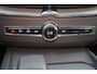 Volvo XC60 T6 Recharge AWD Plus Bright - Luchtvering - Panorama/schuifdak - IntelliSafe Assist & Surround - 360º Camera - Harman/Kardon audio - Adaptieve LED koplampen - Verwarmde voorstoelen, stuur & achterbank - Parkeersensoren voor & achter - Elektr. bedienb. voorstoelen met geheugen - Draadloze tel. lader - Extra getint glas - Elektr. inklapbare trekhaak - 21' LMV