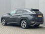 Hyundai Tucson 1.6 T-GDI PHEV Premium 4WD / Afneembare Trekhaak (1350kg) / Schuif- Kanteldak / Apple Carplay/Android Auto / Rondzichtcamera / Stoelverwarming / Stoelventilatie / Elektrisch Verstelbare Voorstoelen / Adaptieve Cruise Control /