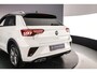 Volkswagen T-Roc R-Line Edition 1.5 TSI 150pk DSG Automaat Trekhaak, Adaptive cruise control, Achteruitrijcamera, Navigatie, Stoelverwarming, Parkeersensoren