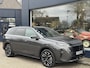 Peugeot 5008 1.2 Hybrid 145 PK Allure | Hybride Automaat | 7 Zitplaatsen | AGR Comforstoel met Stoelverwarming | Afneembare Trekhaak | Navigatie | Climate Control | Cruise Control | Parkeercamera | Keyless Entry | LED Verlichting | Dakrails | 19" Lichtmetalen Velgen |