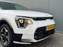 Kia Niro EV DynamicLine 64.8kWh 204pk | Camera | Carplay | Inklapbare spiegels | Adaptive cruise controle | Keyless entry | Full LED | Lichtmetalen velgen 17'' | Navigatie | Parkeersensoren voor en achter | 1e eigenaar | Half lederen bekleding | 1e eigenaar
