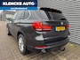 BMW X5 XDrive30d 6-cilinder 259PK Leer AWD 4x4 Xenon Trekhaak GRIJS KENTEKEN 18inch Stoelverwarming