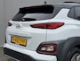 Hyundai Kona Electric EV Premium 64 kWh Automaat / Accu SoH 98,8% /  HUD / Adaptieve CC / Elektr. stoelen / Stoelventilatie / Stuur-, stoel- en achterbankverwaming / Apple Carplay Android / Navigatie / Dode Hoek /