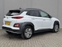 Hyundai Kona Electric EV Premium 64 kWh Automaat / Accu SoH 98,8% /  HUD / Adaptieve CC / Elektr. stoelen / Stoelventilatie / Stuur-, stoel- en achterbankverwaming / Apple Carplay Android / Navigatie / Dode Hoek /