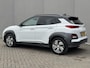 Hyundai Kona Electric EV Premium 64 kWh Automaat / Accu SoH 98,8% /  HUD / Adaptieve CC / Elektr. stoelen / Stoelventilatie / Stuur-, stoel- en achterbankverwaming / Apple Carplay Android / Navigatie / Dode Hoek /