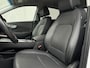 Hyundai Kona Electric EV Premium 64 kWh Automaat / Accu SoH 98,8% /  HUD / Adaptieve CC / Elektr. stoelen / Stoelventilatie / Stuur-, stoel- en achterbankverwaming / Apple Carplay Android / Navigatie / Dode Hoek /