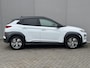 Hyundai Kona Electric EV Premium 64 kWh Automaat / Accu SoH 98,8% /  HUD / Adaptieve CC / Elektr. stoelen / Stoelventilatie / Stuur-, stoel- en achterbankverwaming / Apple Carplay Android / Navigatie / Dode Hoek /