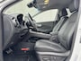Hyundai Kona Electric EV Premium 64 kWh Automaat / Accu SoH 98,8% /  HUD / Adaptieve CC / Elektr. stoelen / Stoelventilatie / Stuur-, stoel- en achterbankverwaming / Apple Carplay Android / Navigatie / Dode Hoek /