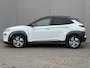 Hyundai Kona Electric EV Premium 64 kWh Automaat / Accu SoH 98,8% /  HUD / Adaptieve CC / Elektr. stoelen / Stoelventilatie / Stuur-, stoel- en achterbankverwaming / Apple Carplay Android / Navigatie / Dode Hoek /