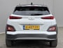 Hyundai Kona Electric EV Premium 64 kWh Automaat / Accu SoH 98,8% /  HUD / Adaptieve CC / Elektr. stoelen / Stoelventilatie / Stuur-, stoel- en achterbankverwaming / Apple Carplay Android / Navigatie / Dode Hoek /