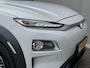 Hyundai Kona Electric EV Premium 64 kWh Automaat / Accu SoH 98,8% /  HUD / Adaptieve CC / Elektr. stoelen / Stoelventilatie / Stuur-, stoel- en achterbankverwaming / Apple Carplay Android / Navigatie / Dode Hoek /