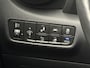 Hyundai Kona Electric EV Premium 64 kWh Automaat / Accu SoH 98,8% /  HUD / Adaptieve CC / Elektr. stoelen / Stoelventilatie / Stuur-, stoel- en achterbankverwaming / Apple Carplay Android / Navigatie / Dode Hoek /