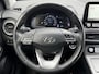 Hyundai Kona Electric EV Premium 64 kWh Automaat / Accu SoH 98,8% /  HUD / Adaptieve CC / Elektr. stoelen / Stoelventilatie / Stuur-, stoel- en achterbankverwaming / Apple Carplay Android / Navigatie / Dode Hoek /