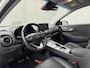 Hyundai Kona Electric EV Premium 64 kWh Automaat / Accu SoH 98,8% /  HUD / Adaptieve CC / Elektr. stoelen / Stoelventilatie / Stuur-, stoel- en achterbankverwaming / Apple Carplay Android / Navigatie / Dode Hoek /