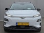 Hyundai Kona Electric EV Premium 64 kWh Automaat / Accu SoH 98,8% /  HUD / Adaptieve CC / Elektr. stoelen / Stoelventilatie / Stuur-, stoel- en achterbankverwaming / Apple Carplay Android / Navigatie / Dode Hoek /