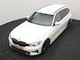BMW 3-Serie Touring 330i Sportline 259pk Dealer O.H. | Trekhaak Af Fabriek | Lederen Sportstoelen Verwarmd | Apple Carplay | Sfeerverlichting | Cruise Control | Navigatie | Virtual | 18"L.M |