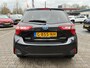 Toyota Yaris 1.5 HYBRID DYNAMIC NAVI KEYLESS 15'' LM-VELGEN CLIMA CRUISE CAMERA BLUETOOTH NL-AUTO 1E-EIG