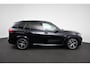 BMW X5 xDrive45e 394pk High Executive M-Sport PHEV 6 cilinder Panoramisch schuif-kantel dak Harman Kardon Head up display Lederen bekleding Electrische verstelling comfort stoelen