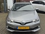Toyota Auris 1.8 Hybrid EXECUTIVE TREKHAAK STOELVERW PARK-SENSOREN 4S-BANDEN NAVI CLIMA CRUISE CAMERA KEYLESS NL-AUTO 1E-EIG