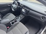 Toyota Auris 1.8 Hybrid EXECUTIVE TREKHAAK STOELVERW PARK-SENSOREN 4S-BANDEN NAVI CLIMA CRUISE CAMERA KEYLESS NL-AUTO 1E-EIG