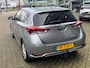 Toyota Auris 1.8 Hybrid EXECUTIVE TREKHAAK STOELVERW PARK-SENSOREN 4S-BANDEN NAVI CLIMA CRUISE CAMERA KEYLESS NL-AUTO 1E-EIG