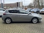 Toyota Auris 1.8 Hybrid EXECUTIVE TREKHAAK STOELVERW PARK-SENSOREN 4S-BANDEN NAVI CLIMA CRUISE CAMERA KEYLESS NL-AUTO 1E-EIG