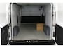 Renault Trafic E-TECH Electric T29 L2H1 Advance 52 kWh 1-fase 32 A/7,4 kW AC-lader en 50 kW DC-lader; EASY LINK navigatiesysteem met 8" touchscreen en DAB+ radio; houten laadvloer en polypro zijwandbekleding in de laadruimte; vierseizoenbanden; Achteruitrijcamera; Elektrisch verwarmbare voorstoelen; Renault Handsfree Card
