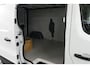 Renault Trafic E-TECH Electric T29 L2H1 Advance 52 kWh 1-fase 32 A/7,4 kW AC-lader en 50 kW DC-lader; EASY LINK navigatiesysteem met 8" touchscreen en DAB+ radio; houten laadvloer en polypro zijwandbekleding in de laadruimte; vierseizoenbanden; Achteruitrijcamera; Elektrisch verwarmbare voorstoelen; Renault Handsfree Card