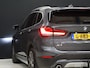BMW X1 sDrive20i VDL Nedcar Edition [GROOT NAVIGATIE, TREKHAAK, HUD, PDC V+A, BLUETOOTH TELEFOON, CRUISE CONTROL, STOELVERWARMING, ELEKTRISCHE ACHTERKLEP, BMW LED, NIEUWSTAAT]