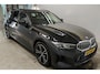 BMW 3-Serie Touring 330e M-Sport 292 pk Facelift LCI 2  Trekhaak Leder Life Cockpit Plus Widescreen Sfeerverlichting Vlak Stuur Carplay Led Stoelverwarming NL Auto BTW 1e Eigenaar Fabrieksgarantie 25/11/2027 ! 19,5 kWh Accu !