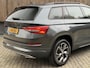 Skoda Kodiaq 1.5 TSI Sportline Automaat | Trekhaak uitklapbaar | Navigatiesysteem | Stoelverwarming | Stuurverwarming | Getint glas | Cruise control adaptief | Dodehoek detectie | Achteruitrijcamera | Parkeersensoren voor en achter