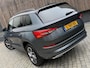 Skoda Kodiaq 1.5 TSI Sportline Automaat | Trekhaak uitklapbaar | Navigatiesysteem | Stoelverwarming | Stuurverwarming | Getint glas | Cruise control adaptief | Dodehoek detectie | Achteruitrijcamera | Parkeersensoren voor en achter