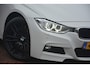 BMW 3-Serie Touring 330d RWD High Executive M-Performance | Navigatie | Panoramadak | Memory sportstoelen | HUD | Keyless | Harman-Kardon L7 | Dealer onderhouden!! | Werkelijk subliem uitgevoerde 330d en volledig dealer onderhouden.