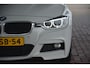 BMW 3-Serie Touring 330d RWD High Executive M-Performance | Navigatie | Panoramadak | Memory sportstoelen | HUD | Keyless | Harman-Kardon L7 | Dealer onderhouden!! | Werkelijk subliem uitgevoerde 330d en volledig dealer onderhouden.