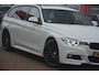 BMW 3-Serie Touring 330d RWD High Executive M-Performance | Navigatie | Panoramadak | Memory sportstoelen | HUD | Keyless | Harman-Kardon L7 | Dealer onderhouden!! | Werkelijk subliem uitgevoerde 330d en volledig dealer onderhouden.