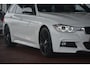 BMW 3-Serie Touring 330d RWD High Executive M-Performance | Navigatie | Panoramadak | Memory sportstoelen | HUD | Keyless | Harman-Kardon L7 | Dealer onderhouden!! | Werkelijk subliem uitgevoerde 330d en volledig dealer onderhouden.
