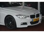 BMW 3-Serie Touring 330d RWD High Executive M-Performance | Navigatie | Panoramadak | Memory sportstoelen | HUD | Keyless | Harman-Kardon L7 | Dealer onderhouden!! | Werkelijk subliem uitgevoerde 330d en volledig dealer onderhouden.