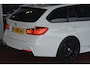 BMW 3-Serie Touring 330d RWD High Executive M-Performance | Navigatie | Panoramadak | Memory sportstoelen | HUD | Keyless | Harman-Kardon L7 | Dealer onderhouden!! | Werkelijk subliem uitgevoerde 330d en volledig dealer onderhouden.