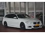 BMW 3-Serie Touring 330d RWD High Executive M-Performance | Navigatie | Panoramadak | Memory sportstoelen | HUD | Keyless | Harman-Kardon L7 | Dealer onderhouden!! | Werkelijk subliem uitgevoerde 330d en volledig dealer onderhouden.