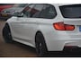 BMW 3-Serie Touring 330d RWD High Executive M-Performance | Navigatie | Panoramadak | Memory sportstoelen | HUD | Keyless | Harman-Kardon L7 | Dealer onderhouden!! | Werkelijk subliem uitgevoerde 330d en volledig dealer onderhouden.