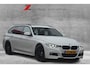 BMW 3-Serie Touring 330d RWD High Executive M-Performance | Navigatie | Panoramadak | Memory sportstoelen | HUD | Keyless | Harman-Kardon L7 | Dealer onderhouden!! | Werkelijk subliem uitgevoerde 330d en volledig dealer onderhouden.