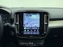 Volvo XC40 B4 211pk Plus Dark / Elektr. stoelen / Stoel/- en stuurverwarming / Keyless entry / Harman en Kardon audio / Trekhaak / All-season banden /