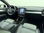 Volvo XC40 B4 211pk Plus Dark / Elektr. stoelen / Stoel/- en stuurverwarming / Keyless entry / Harman en Kardon audio / Trekhaak / All-season banden /