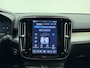 Volvo XC40 B4 211pk Plus Dark / Elektr. stoelen / Stoel/- en stuurverwarming / Keyless entry / Harman en Kardon audio / Trekhaak / All-season banden /