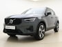 Volvo XC40 B4 211pk Plus Dark / Elektr. stoelen / Stoel/- en stuurverwarming / Keyless entry / Harman en Kardon audio / Trekhaak / All-season banden /